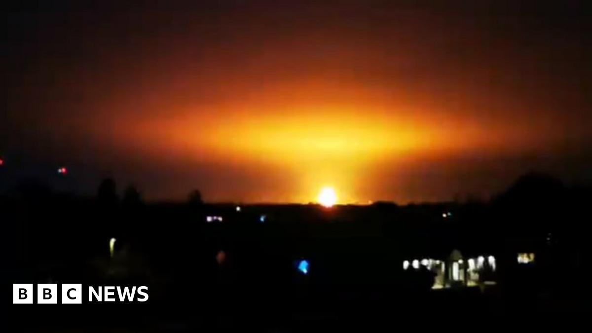 Explosion at Oxfordshire recycling plant after lightning strike - BBC News