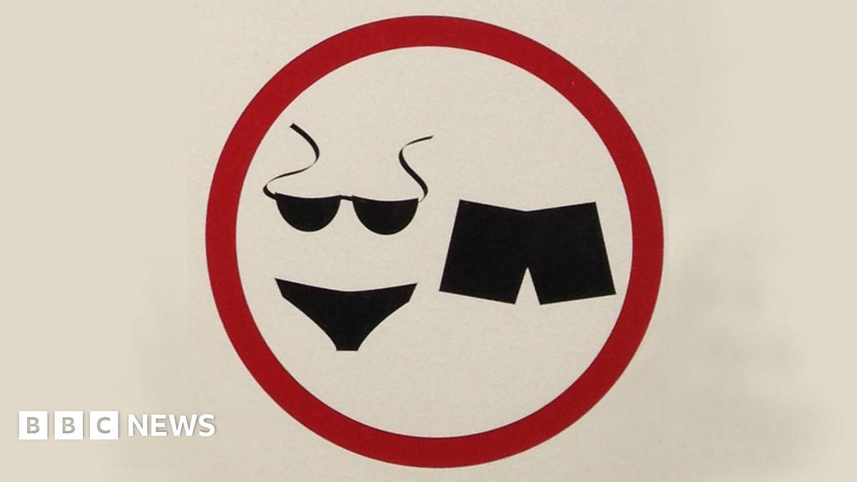 One man's year as a nudist - BBC News