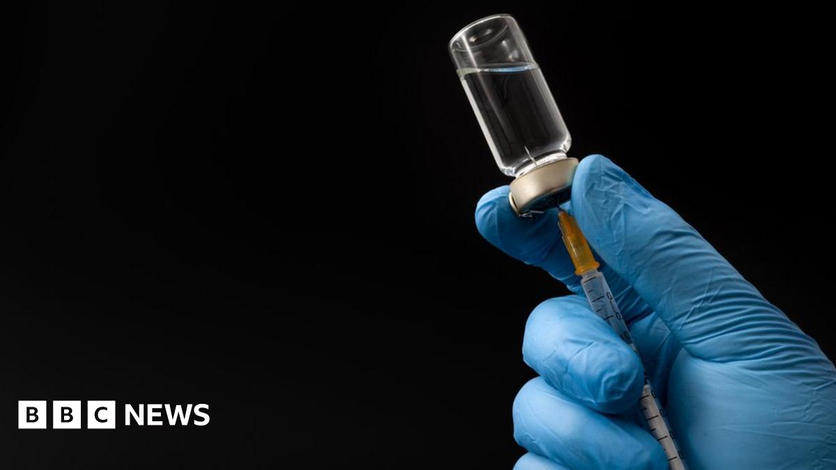 Coronavirus: US volunteers test first vaccine