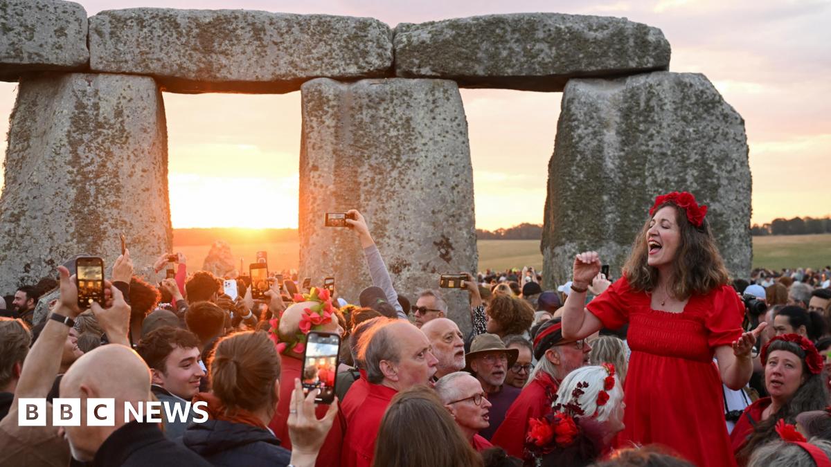 Summer solstice: Thousands celebrate sunrise at Stonehenge thumbnail