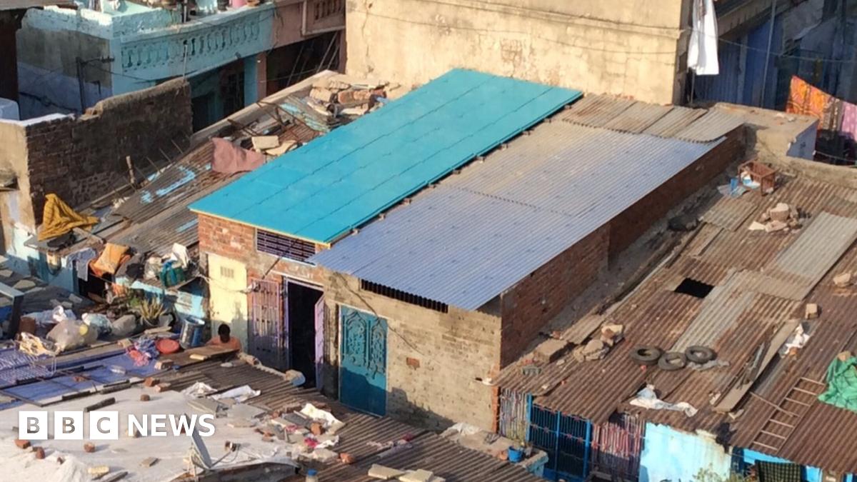 How recycled roofs are transforming homes in slums - BBC News