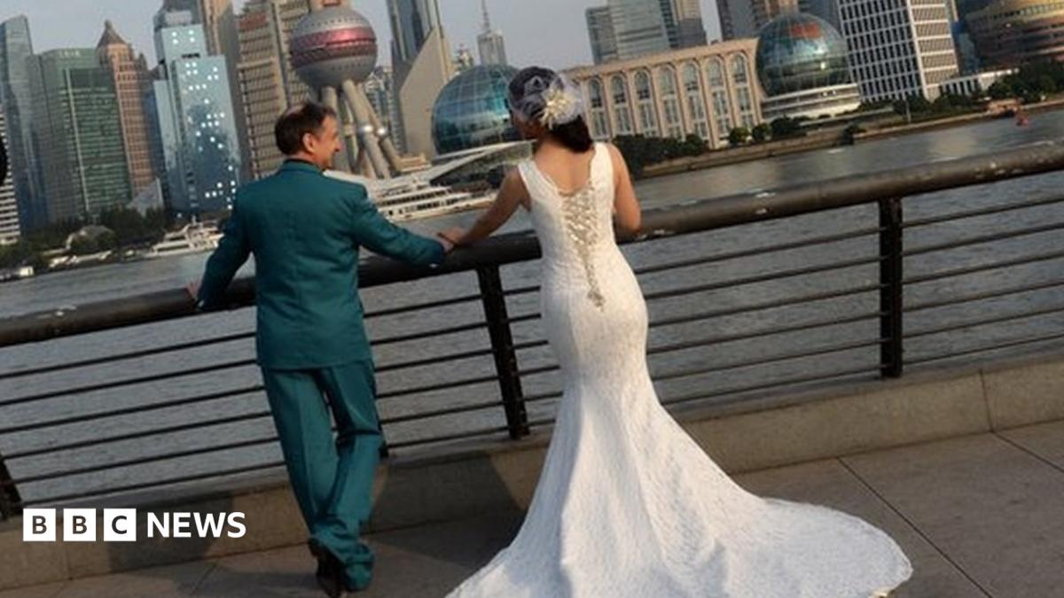 China: Wedding rush over 'late marriage' holiday change - BBC News