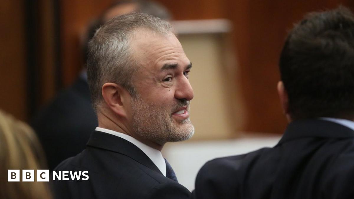 Gawker files for bankruptcy after losing $140m case - BBC News