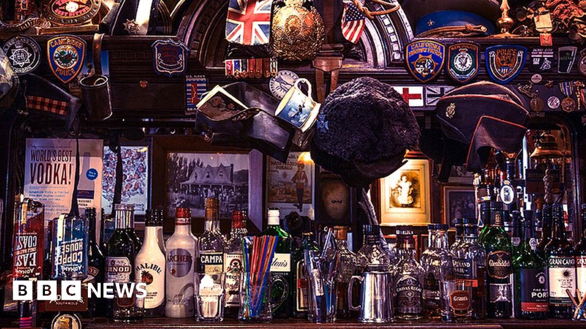 Tales from the bar - a tour of London's 'great pubs' - BBC News
