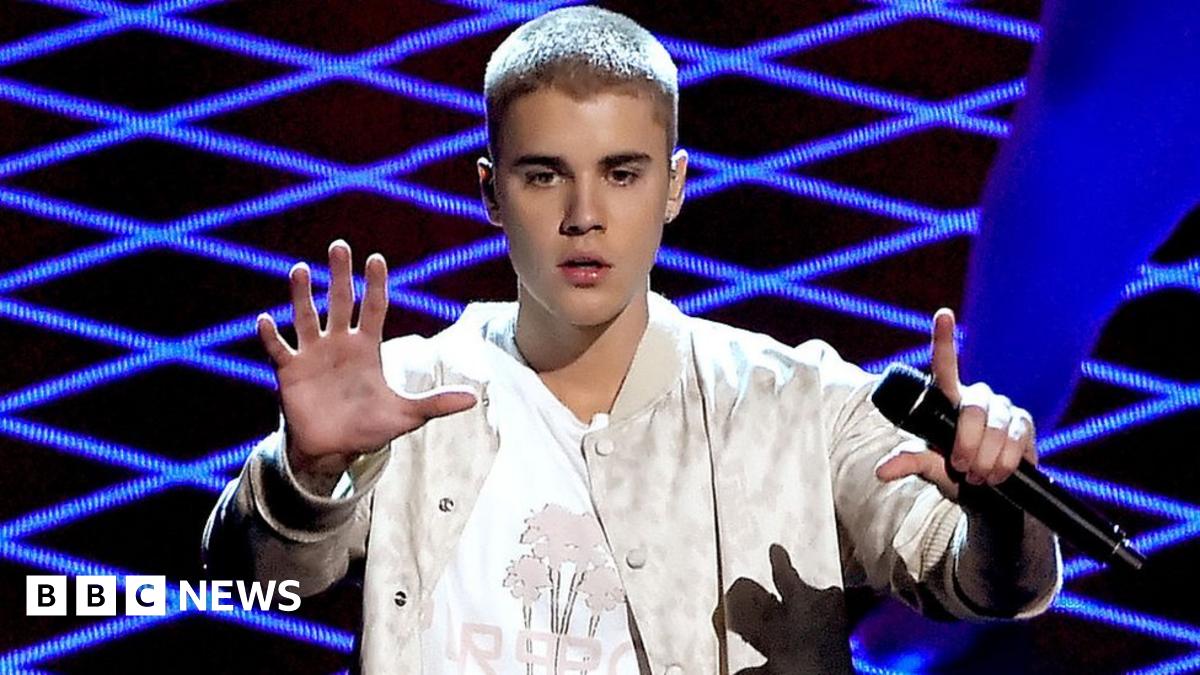 Justin Bieber が口ずけをして飲んだテキーラ。 Justin Bieber with Harv and DJ Tay James at courtside, drinking