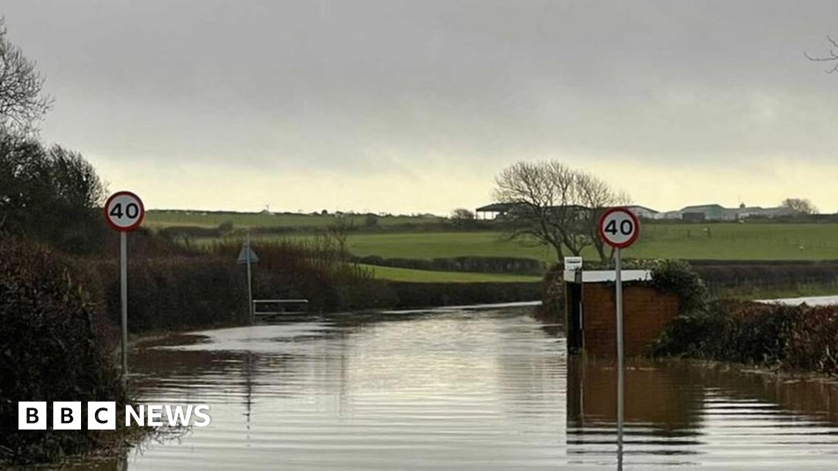 Flood warning for Wales after heavy rain - BBC News