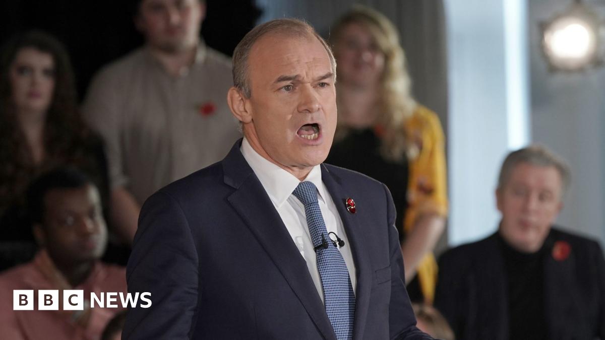 Ed Davey steps up attack on government in delayed speech - BBC News