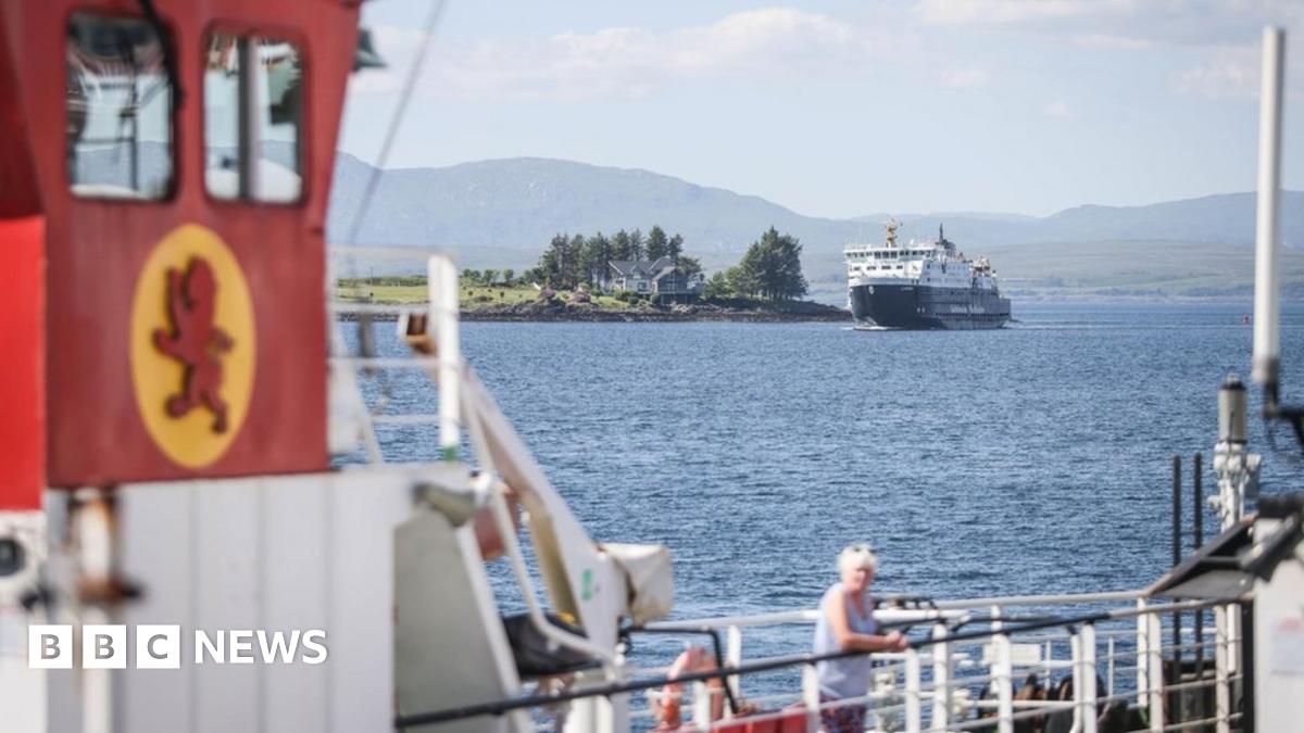 CalMac crew help rescue of drifting fishing boat off Kerrera - BBC News