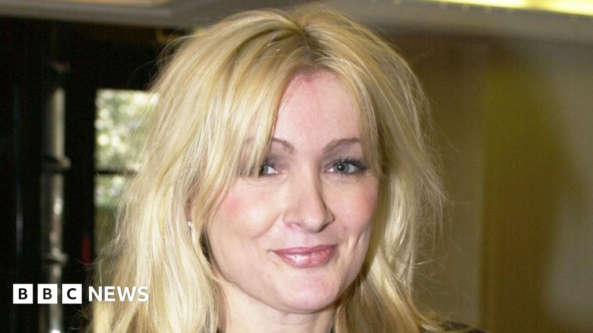 Caroline Aherne: Royle Family writer and actress dies aged 52 - BBC News