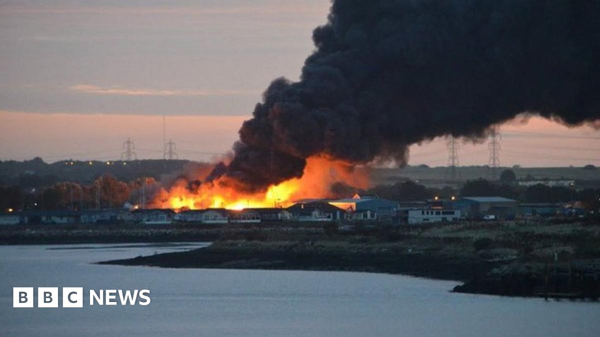 Hoo fire: 'Huge explosion' as fire rages at industrial unit - BBC News