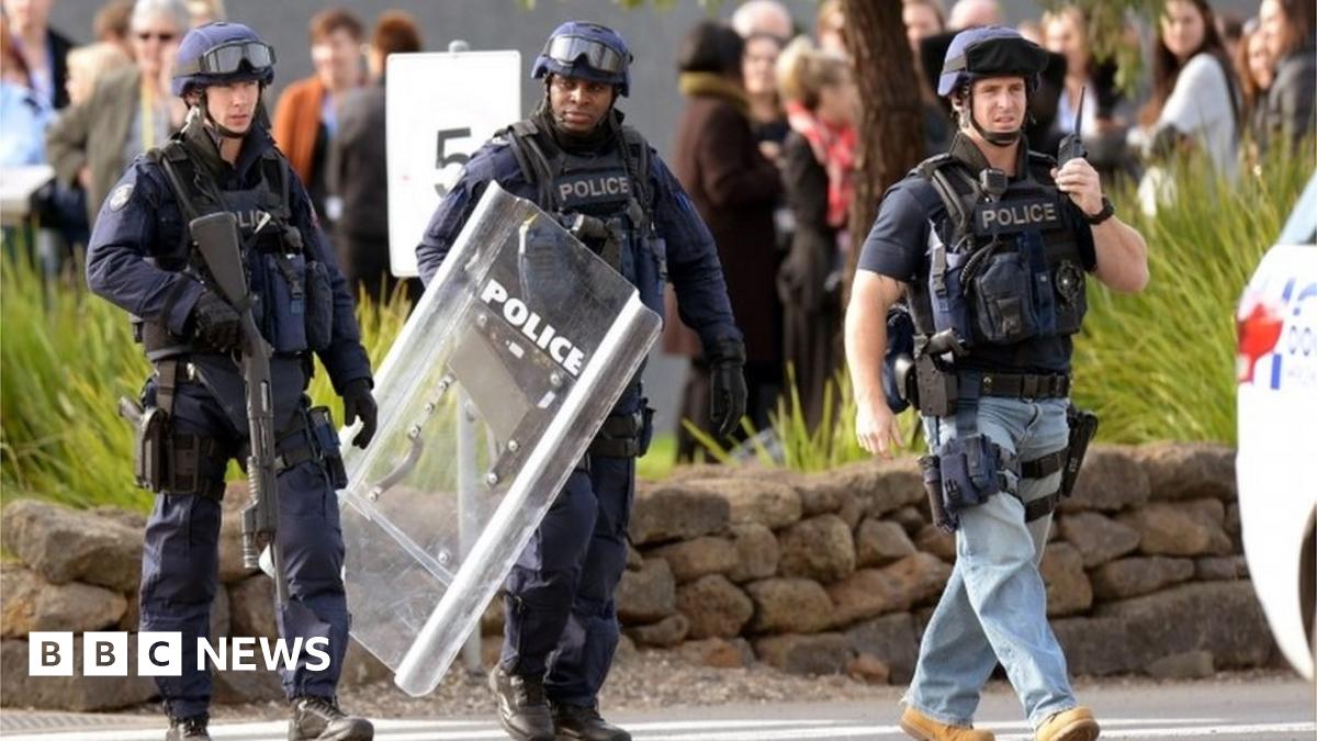 Melbourne police battle 'smoking ban' prison riot - BBC News