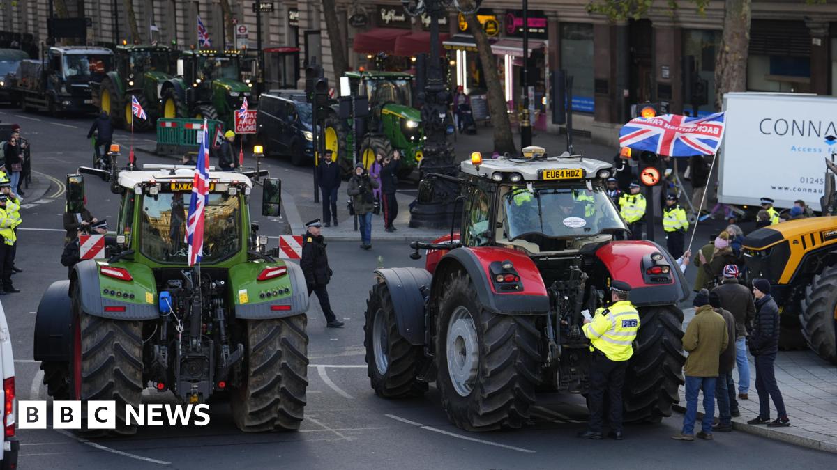 
                            Arrests at farmers' central London tractor protest