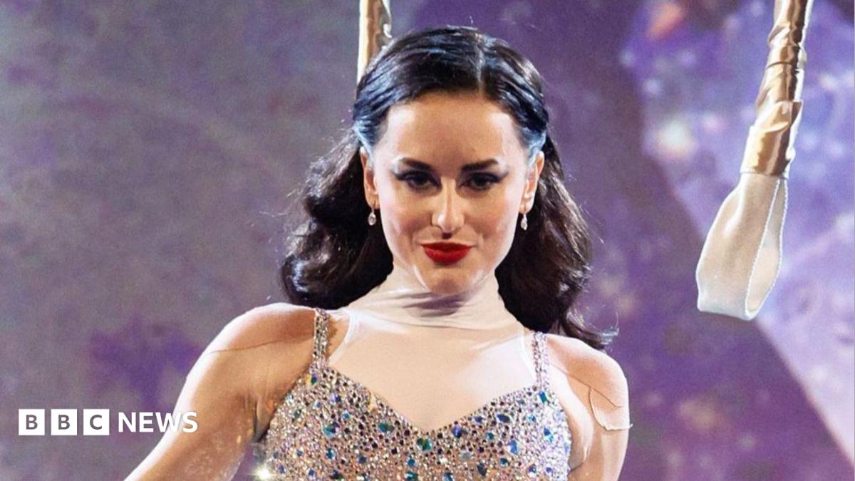 厳密に言うと：アンバー・デイヴィス、ショーの最終回を前に教師から称賛される