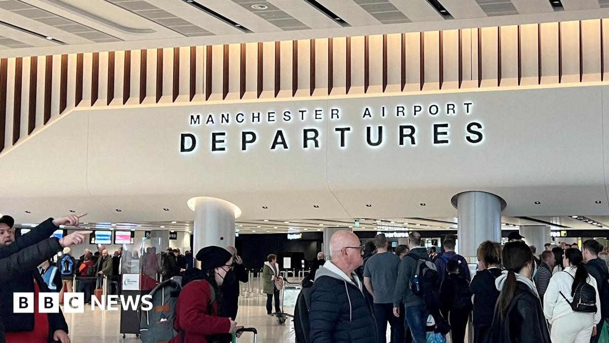 Flights at Manchester Airport and Gatwick Airport disrupted by fog