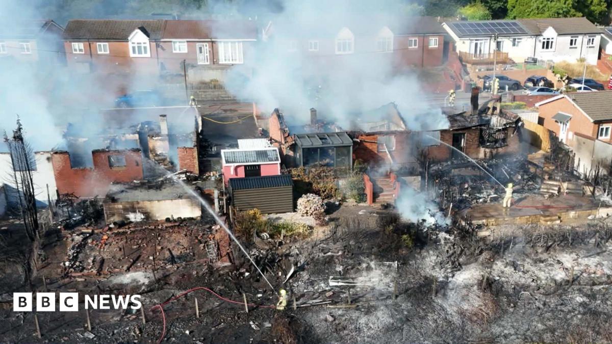 Streets evacuated after massive fire affects five homes