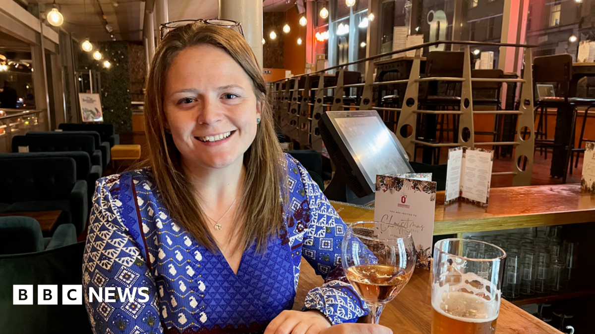 Man drives miles to reunite lost wallet with owner - BBC News