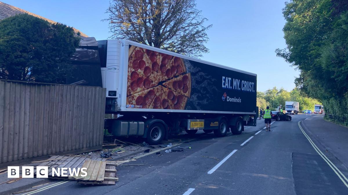 Domino's Pizza lorry crashes through garden fence in Brockenhurst