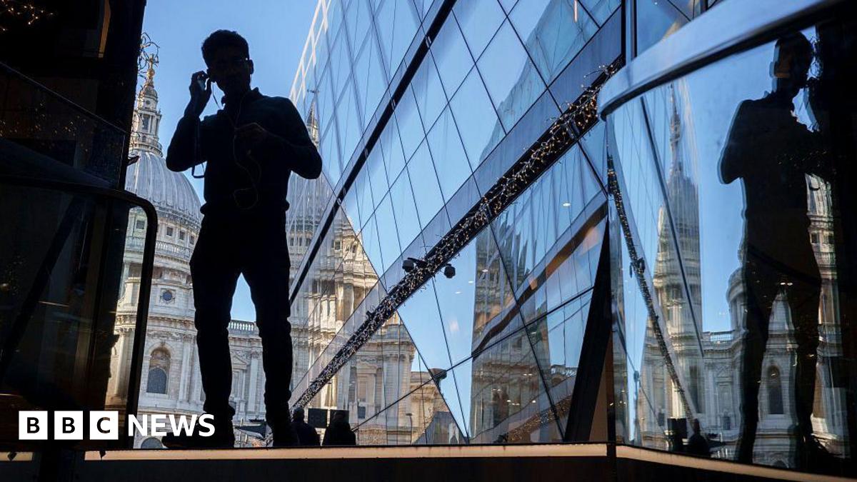 UK government long-term borrowing costs reach 28-year high