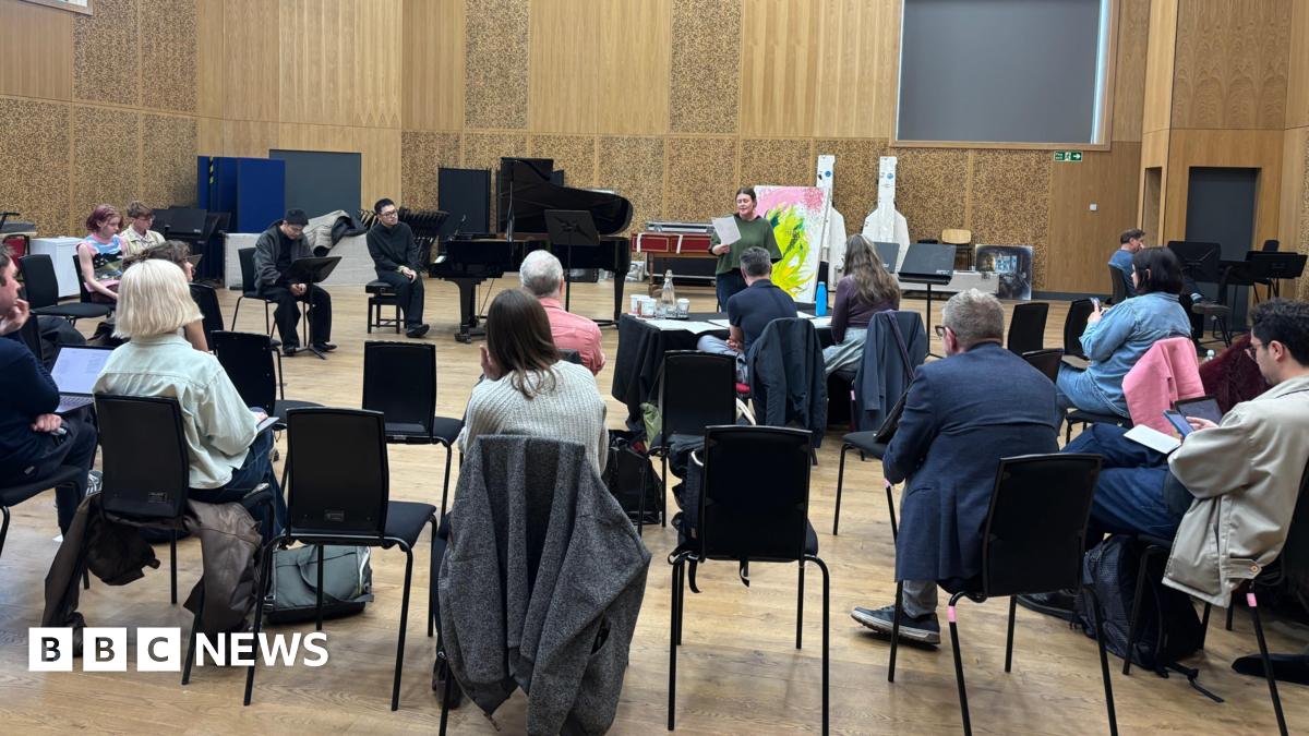 Artists matched speed dating-style showcase songs at Leeds concert