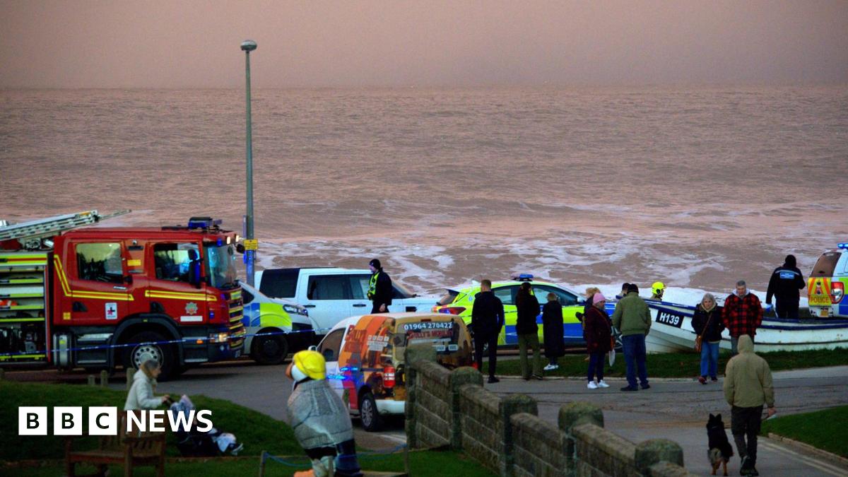 
                            Search under way for people 'in difficulty' in sea in Withernsea