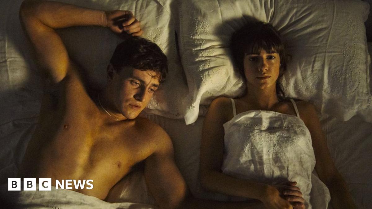 Actors advised to set nudity boundaries before filming - BBC News