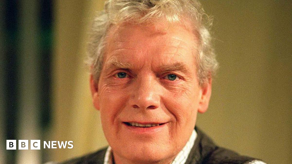 Coronation Street star Geoffrey Hinsliff dies aged 86 - BBC News