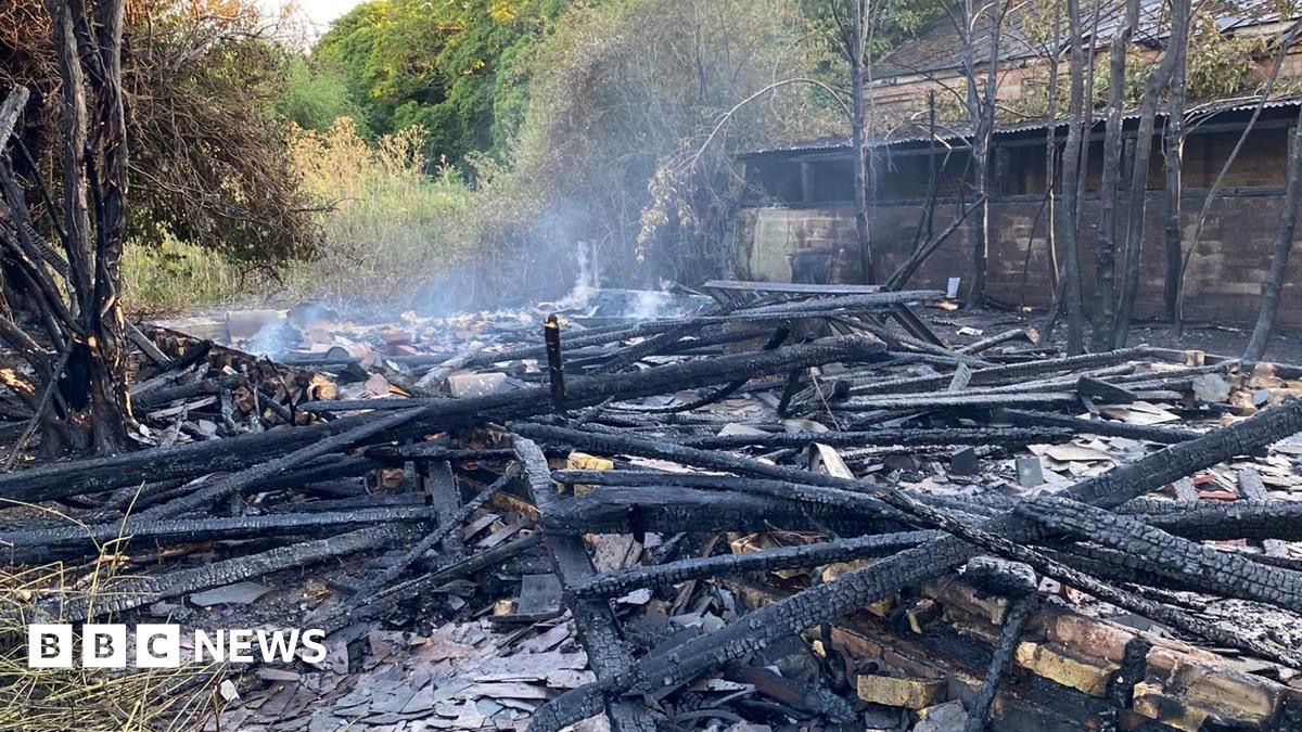 Fire crews tackle Colchester blaze at derelict buildings on farm - BBC News