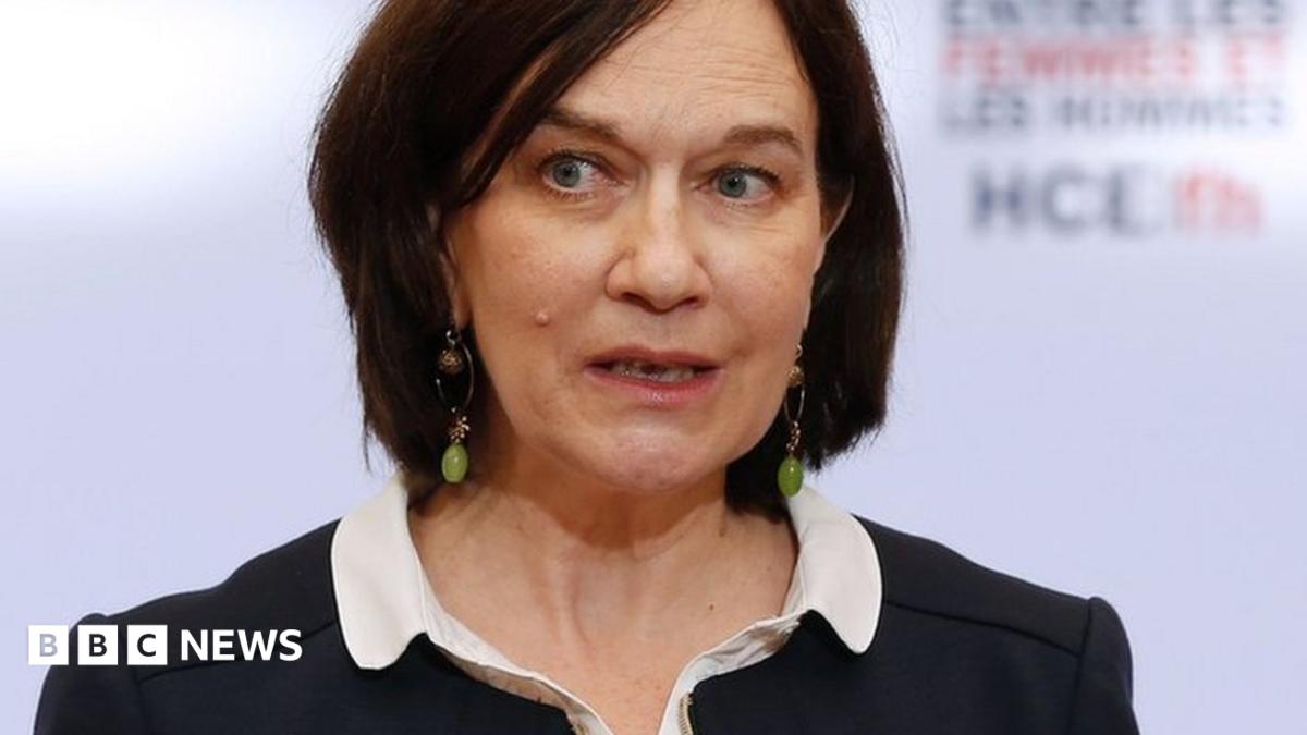 女性情報誌 L'OFFICIEL France June/July 2019 French minister compares veil wearers to 'negroes who accepted