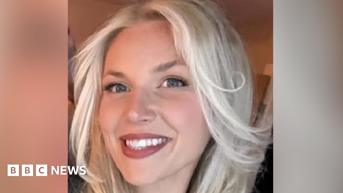 
                            'Twerking' police officer sacked for groping colleagues at party