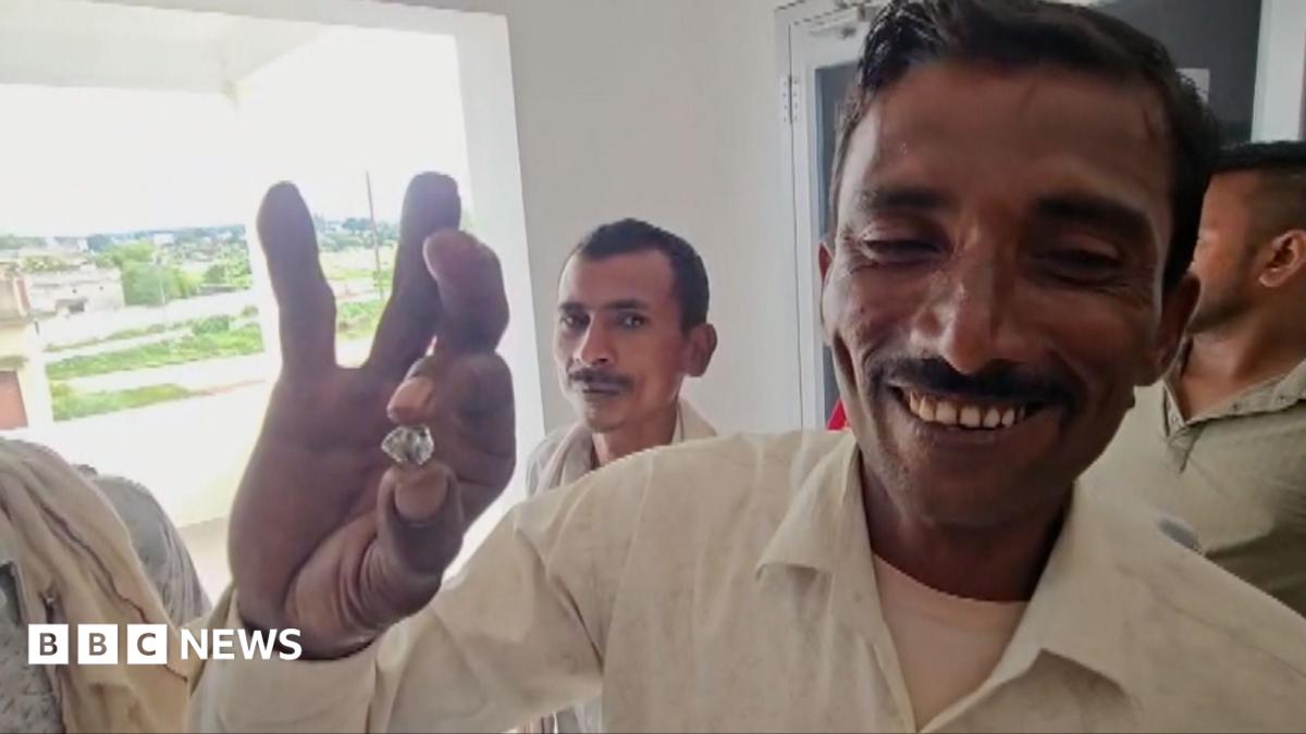 Madhya Pradesh: Happy Indian labourers say '$52,400 diamond' find in Panna to change life
