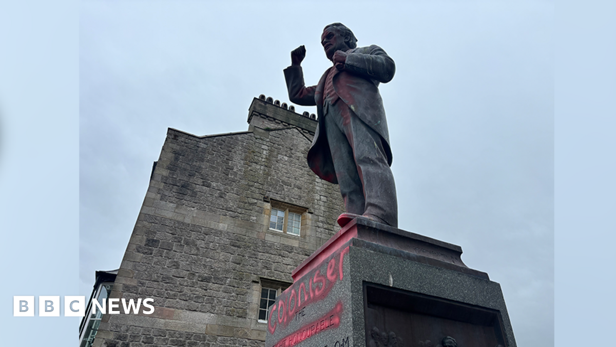 Caernarfon statue of David Lloyd George is vandalised