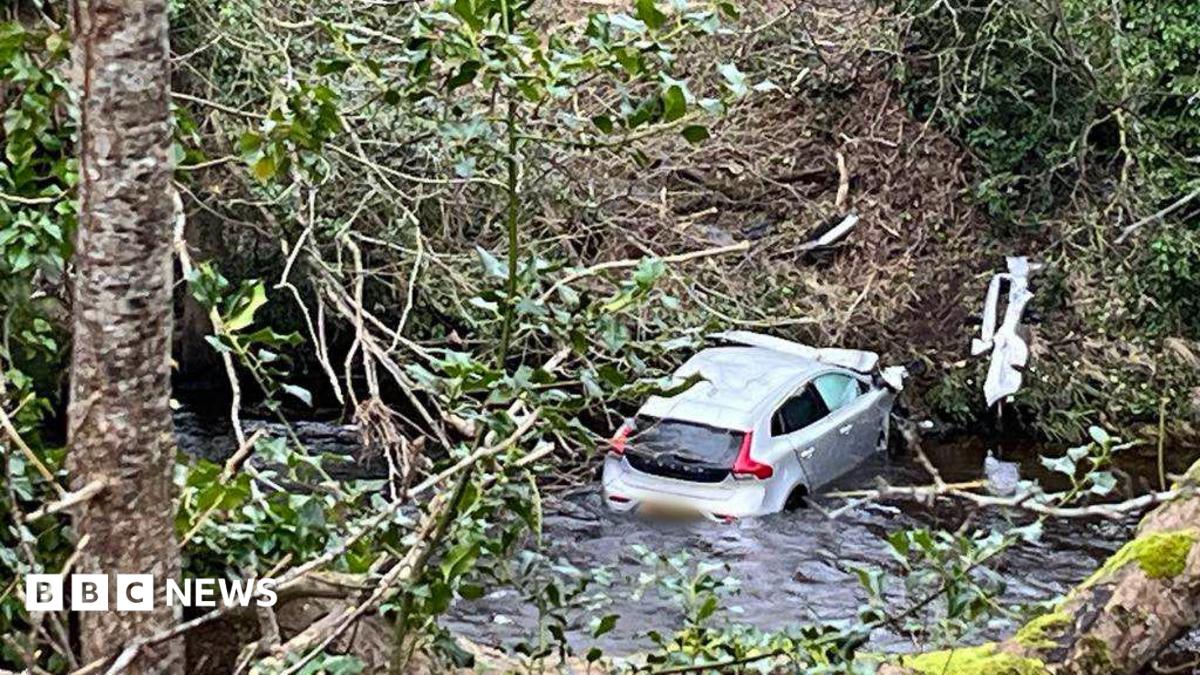 man-critical-after-car-crashes-into-river-wharfe-at-ilkley-bbc-news