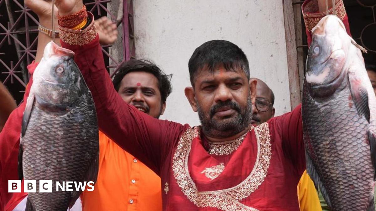 पश्चिम बंगाल चुनाव: नेता हाथ में मछली लेकर क्यों कर रहे प्रचार?