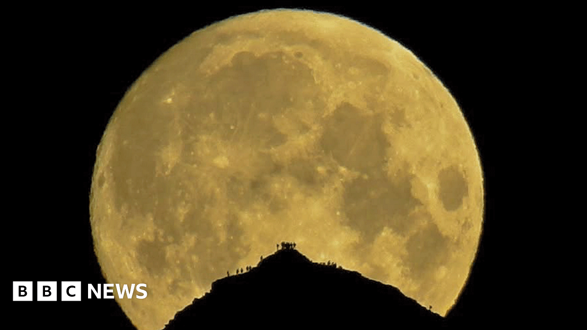 Photo of Moon lighting up Wales' Yr Wyddfa goes viral - BBC News