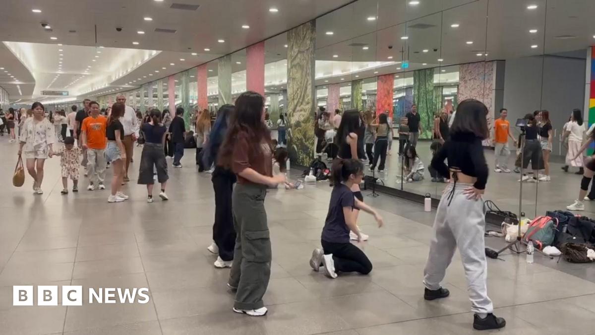 
                            Singapore: Frosted mirrors and dancers set off a fight over public space