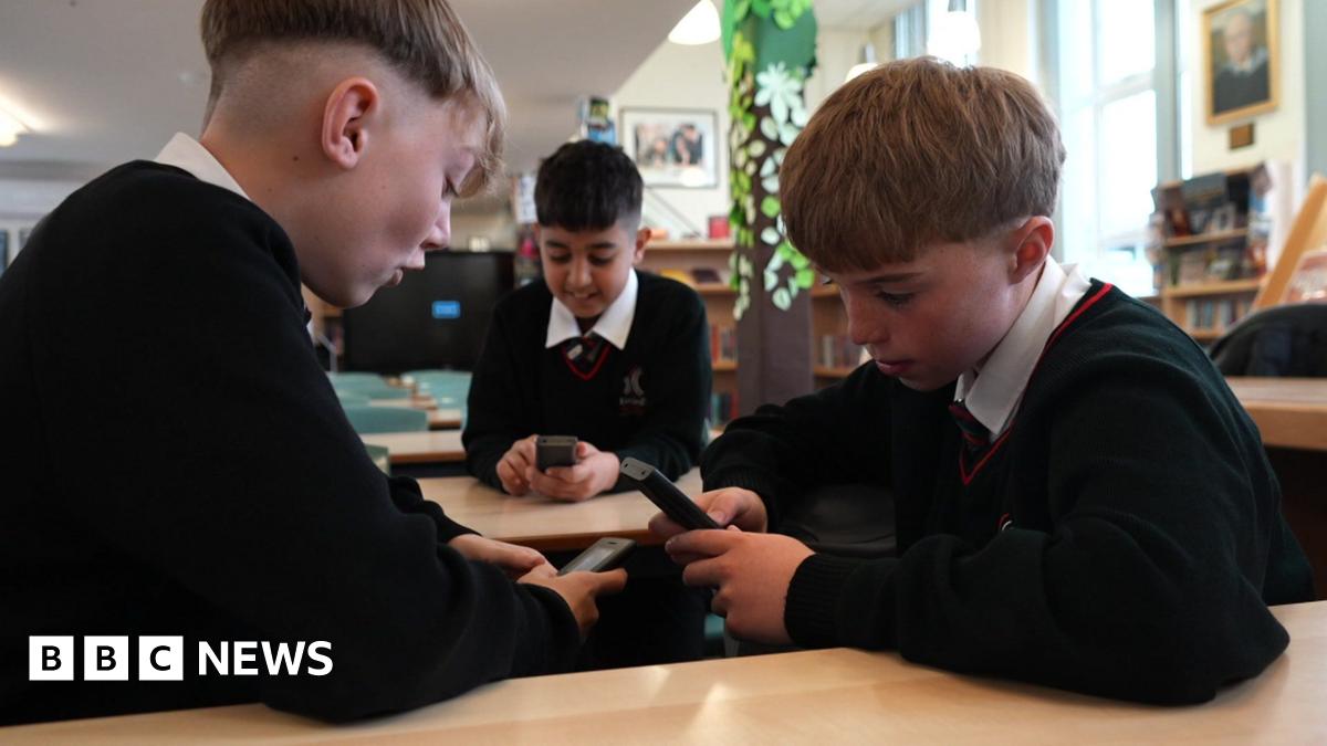 Sheffield school pupils give up social media as under-16s ban considered