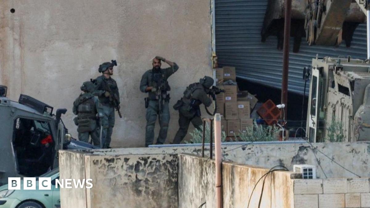 
                            West Bank: Israeli troops kill two Palestinians after they appear to surrender