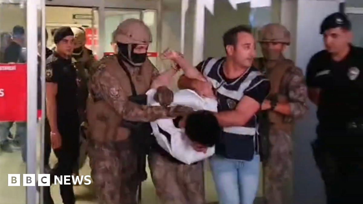 Teenager stabs five people at Turkey outdoor cafe