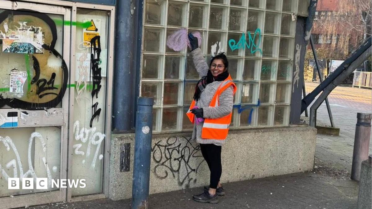 スウィンドン中心部の「目障りな」建物の落書きを女性が掃除