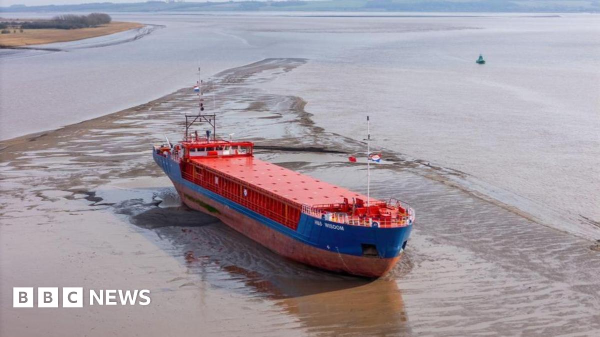 Cargo ship will be stuck in mud of Humber estuary 'for a month"