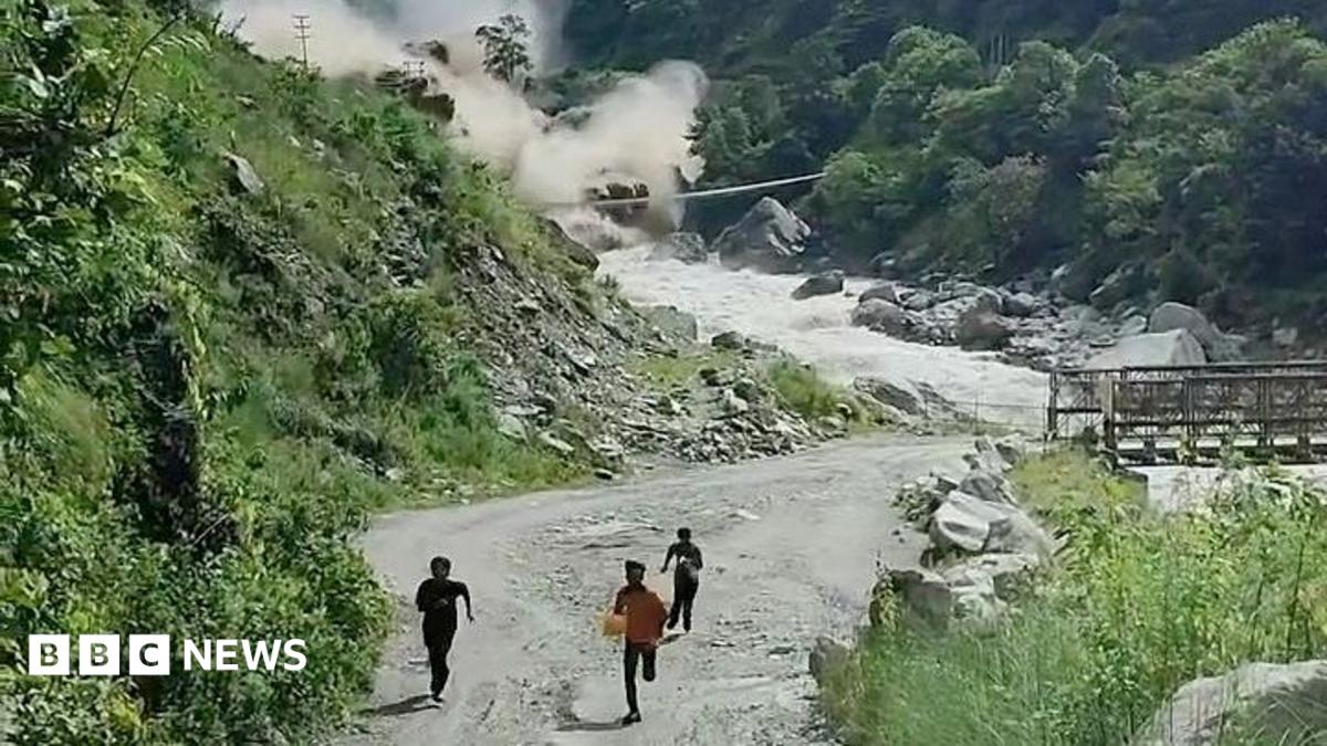 Worker films moment he runs to higher ground