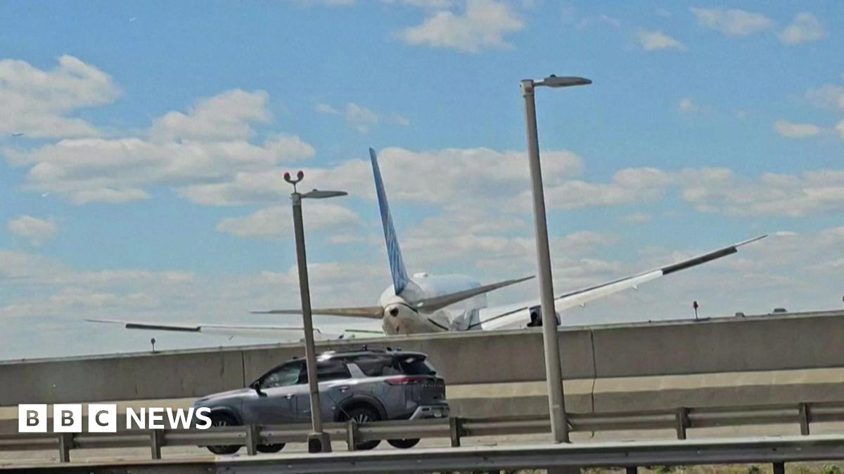 Near Miss at Newark: United 767 Clips Truck, Raises Aviation Safety Questions