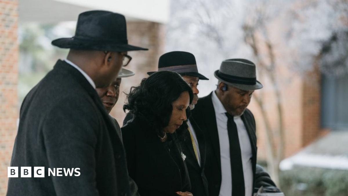 A father 'gone too soon': Tyre Nichols funeral held in Memphis - BBC News