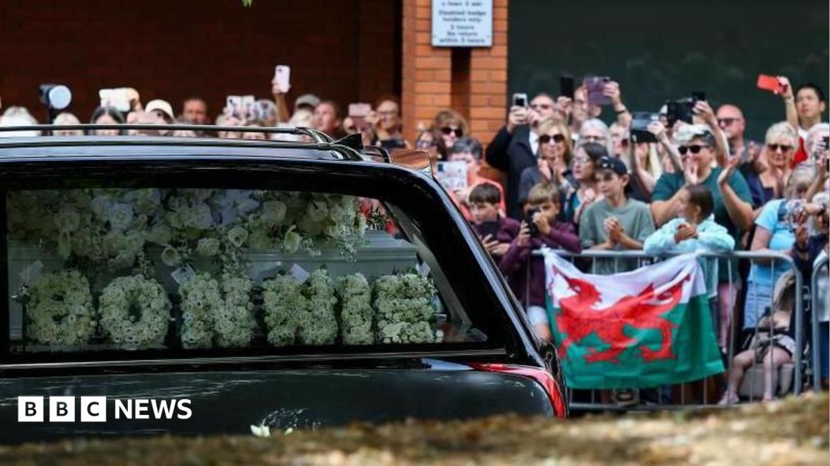 Emotional farewell to 'global, iconic superstar' Bonnie Tyler