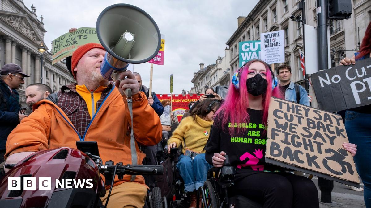 
                            Starmer changes tone in bid to win back Labour MPs