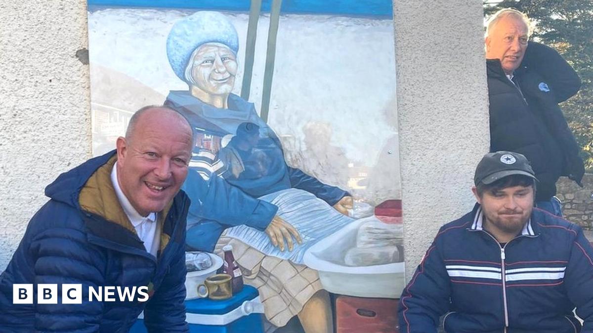 Bristol artist paints mural for much loved Cockle Lady - BBC News