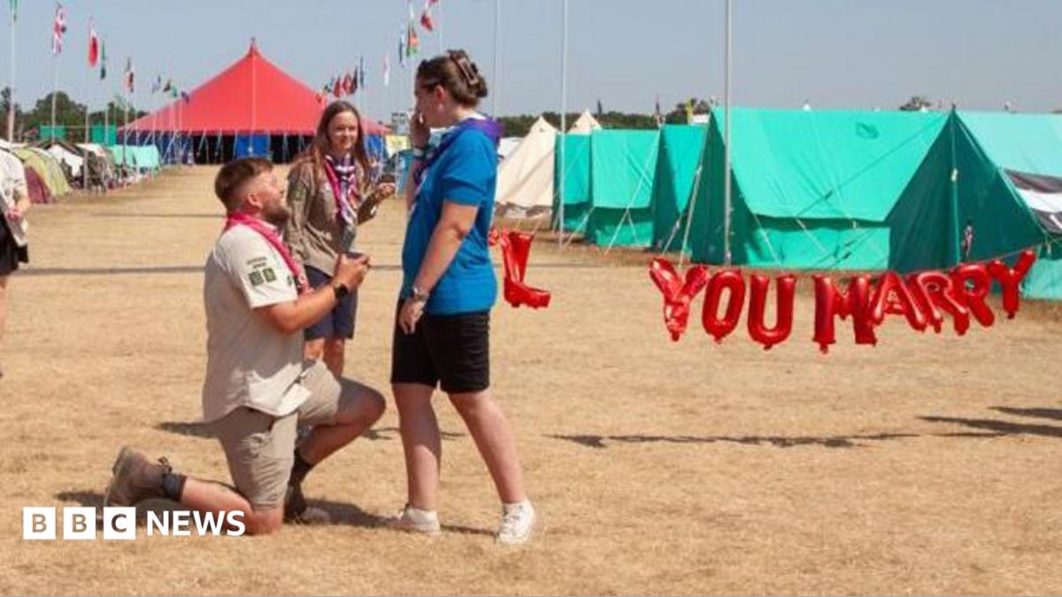 Scout leaders get engaged at international jamboree