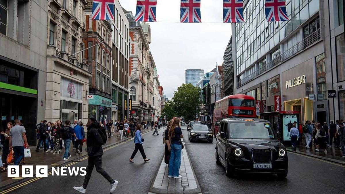 London mayor denies late warning on Oxford Street car-free trial - BBC News