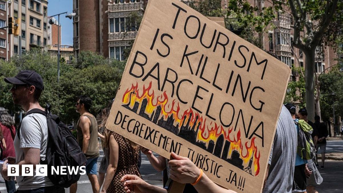 Spain tourism: The protesters and residents pushing back on tourism in Barcelona