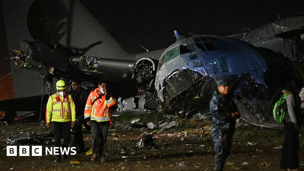 
                            At least 11 killed after military plane carrying banknotes crashes in Bolivia